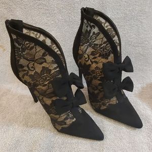 Madison by Shoedazzle black velvet & lace heels